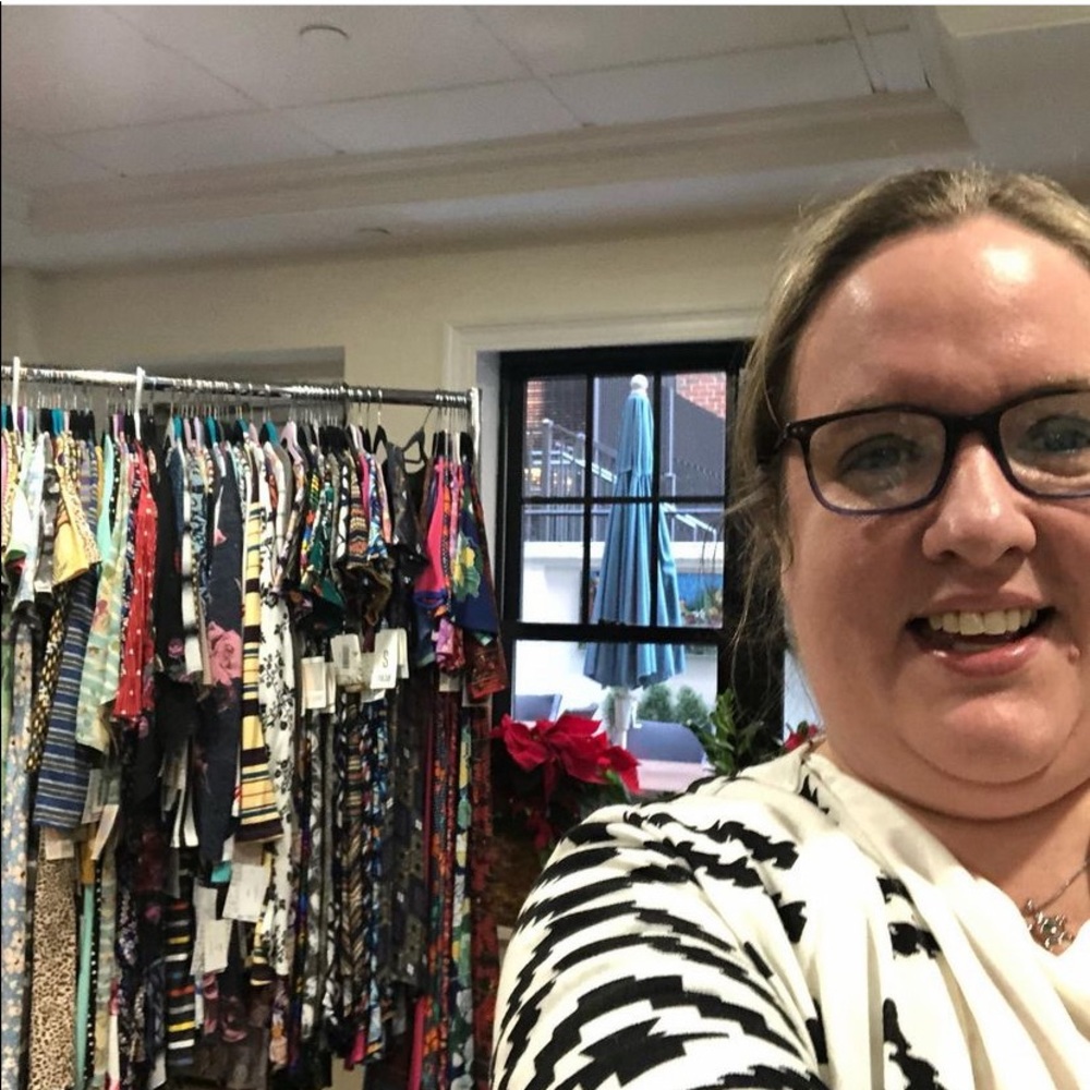 Meet your Posher, Liz 🙋‍♀️ SHARE